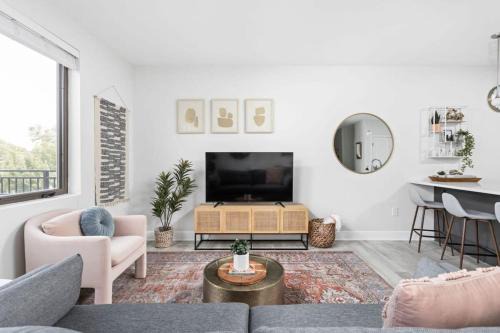 Spacious 2BR in Meridian Kessler by CozySuites