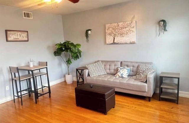Spacious 2BR Near Bus Stop - Parking Available