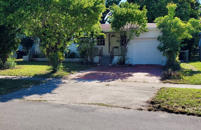 Spacious 3 Bedroom House With Backyard