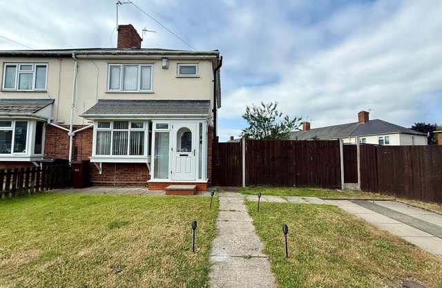 Spacious 3-Bed Contractor-Friendly with Parking in Wolverhampton
