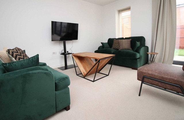 Spacious 3 Bed close to Cardiff City by Mia Living