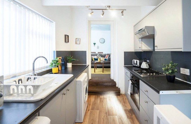 Spacious 3 Bed Flat-free Parking