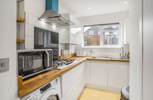 Spacious 3-Bed Home in Luton with Free Parking