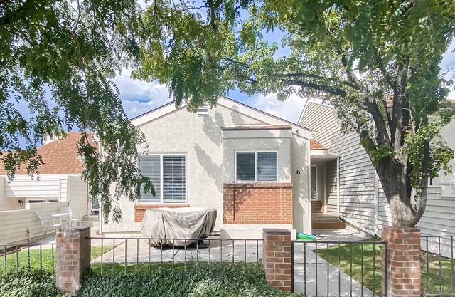 Spacious 3 bedroom/2 bath Townhome - Centrally Located Near CMU!