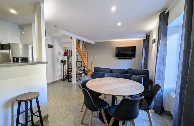 Spacious 3-bedroom apartment, near ski and nature, WiFi, parking, pets allowed