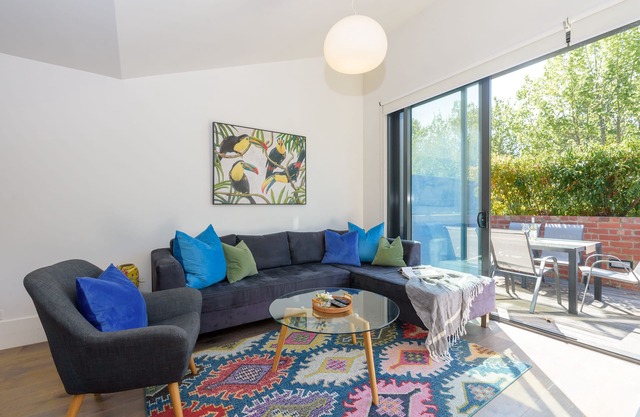 Spacious 3-bedroom deluxe Carlton townhouse. Free Parking. Pet Friendly.