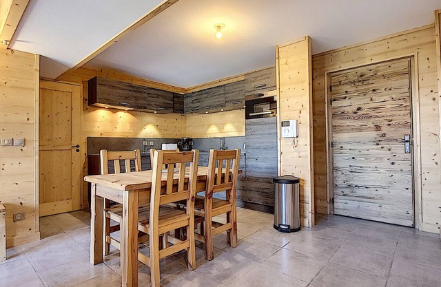 Spacious 3-Bedroom Apartment, Balcony, Parking, Ski-in/Ski-out