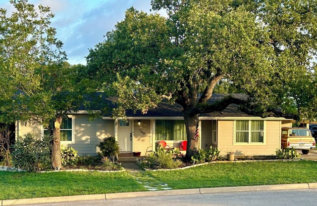 Spacious 3 bedroom hom in charming Marble Falls with WiFi, AC