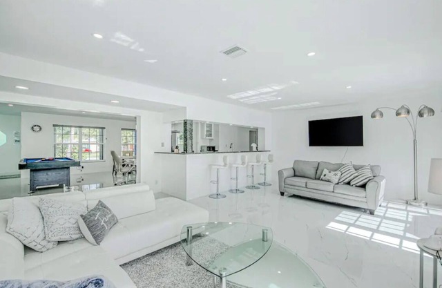 Spacious 3-bedroom HOUSE ON THE WATER VIEW CANAL , AT Oakland Park with AC, WiFi