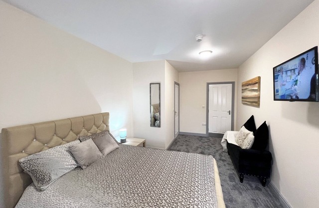Spacious 3 BR Flat in Derby | Wi-Fi & Easy Transport