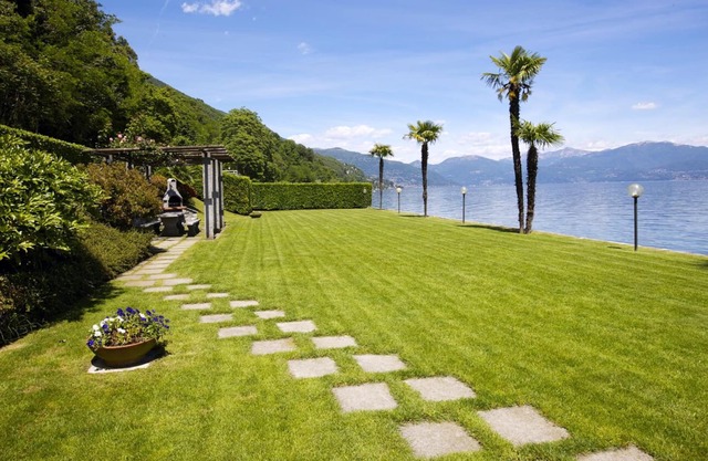 Spacious 3-room apartment with dream view and private beach directly by the lake