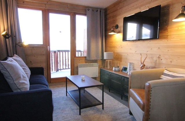 Spacious 3-Room Apartment for 6 with Balcony and Parking - Near Slopes and Shops, Alpe d'Huez