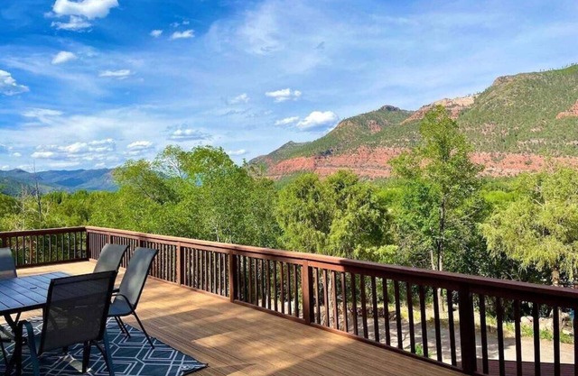 Spacious 3BR Guest Home with Large Deck, Amazing Views, Close to Town