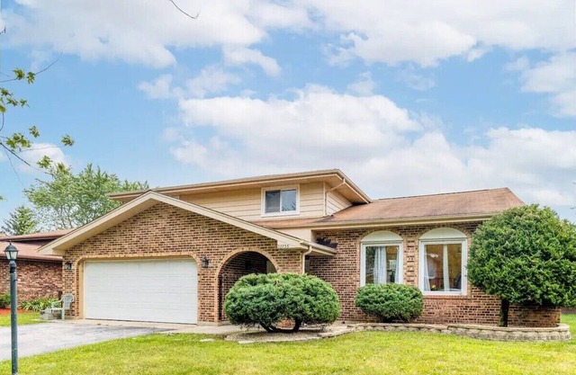 Spacious 3br home near Chicago, fenced yard for pets
