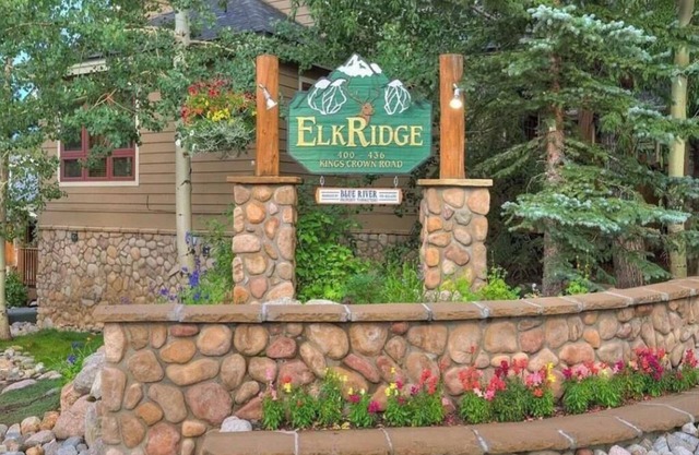 Spacious 3BR townhome + loft, private hot tub & pool - 200yds to Snowflake lift!