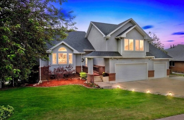 Spacious 4 BD Mtn. Retreat with Stunning Views, Hot Tub, 75” TV, Kids Gym