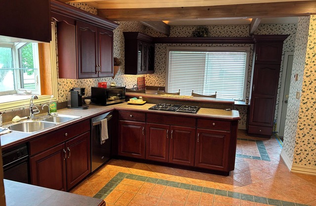 Spacious 4-bdrm house & Lake view sitting area in backyard & lake access nearby
