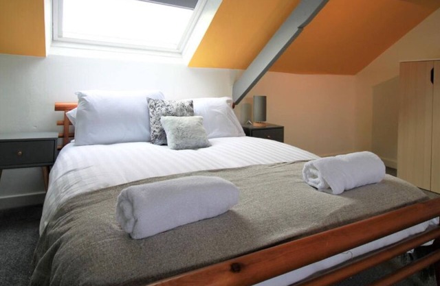Spacious 4 bed flat with free parking