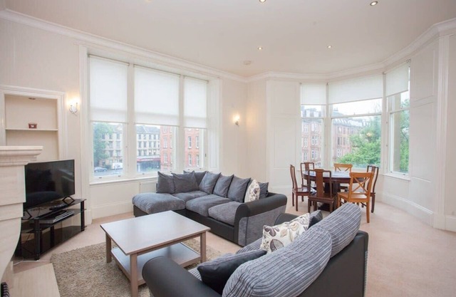 Spacious, 4 Bed Flat Overlooking Park in West End