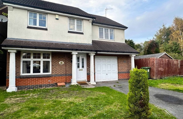 Spacious 4 Bed House with parking in Wolverhampton