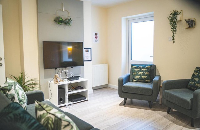 Spacious 4-bed house in Crewe by 53 Degrees Property, ideal for Contractors & Business, FREE parking - sleeps 7