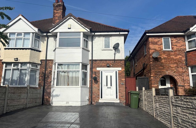 Spacious 4-Bed Solihull Home ideal for Contractors