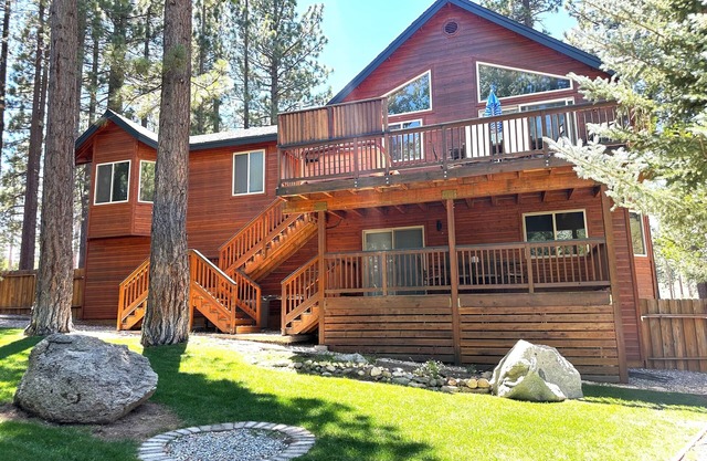 Spacious 4-bedroom house with beautiful views in South Lake Tahoe