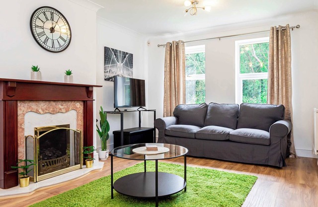 Spacious 4 Bedroom Home in Central Milton Keynes