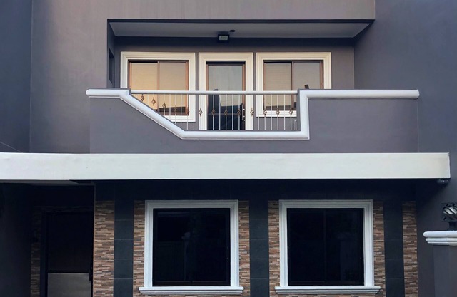 Spacious 4-bedroom City townhouse in Prime location, opposite Polymedic