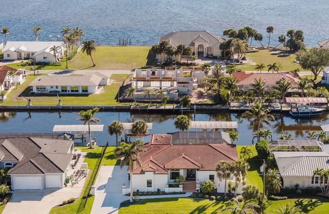Spacious 4-bedroom, harbor Acces ON canal, fish of the dock Rv parking POOL SPA