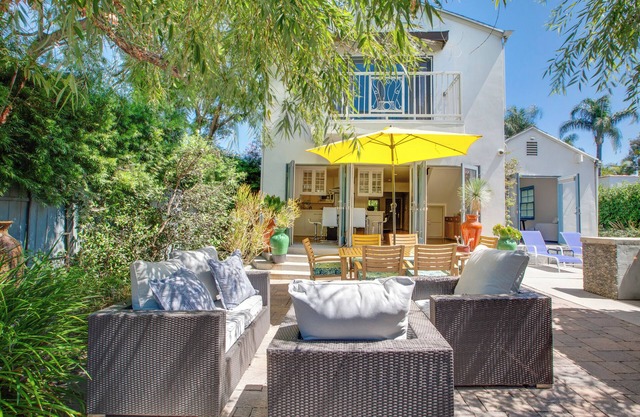 Spacious 4-bedroom Villa with Pool + Guest House in West Hollywood West