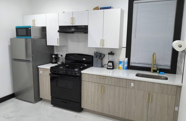 Spacious 4-bedroom, 4 beds 2 bath each, in lovely Newark with AC, WiFi.