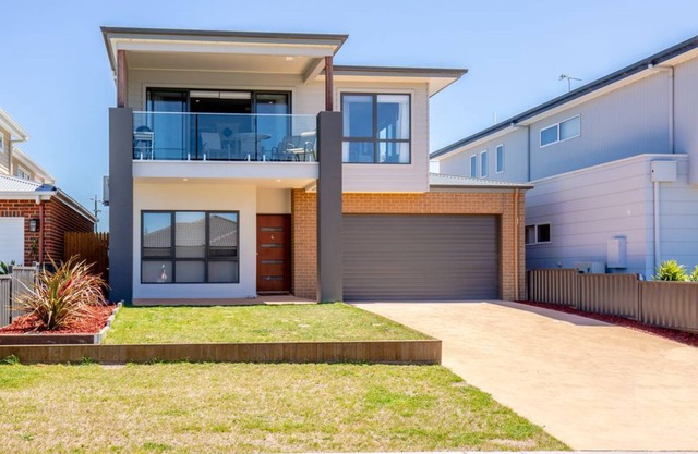 Spacious 4 bedroom house with jetty berth and island views - pet friendly