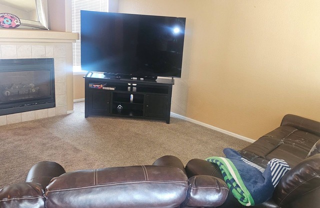 Spacious 4-bedroom house in charming Northglenn with AC and Heat