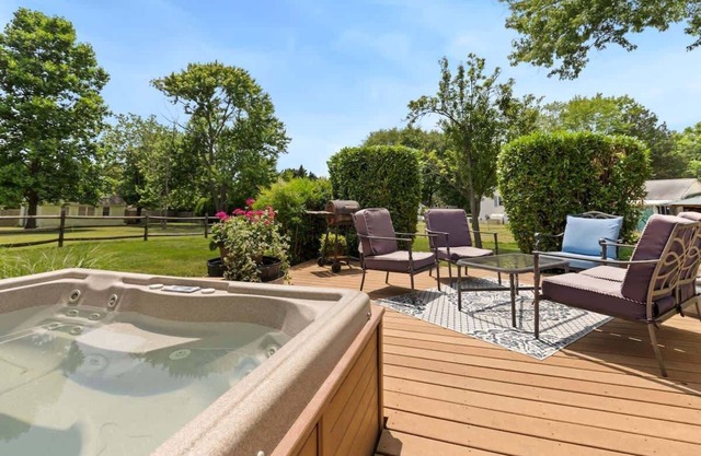 Spacious 4 Bedroom Home w/Hot Tub