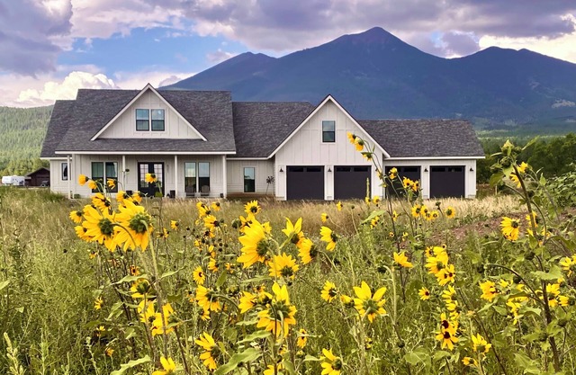 Spacious 4-bedroom house. Super quiet. close to snowbowl. Hour from Grand Canyon