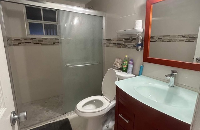 Spacious 4-bedroom house with WiFi and AC in city 5 minutes from MIA Airport