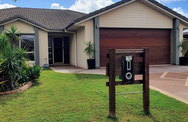 Spacious 4 beds house on the Lake in Eli Waters