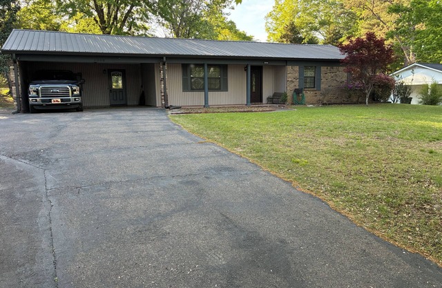 Spacious 4-BR, 3 BA house in charming Oxford. Less than 3 miles to square & OM.