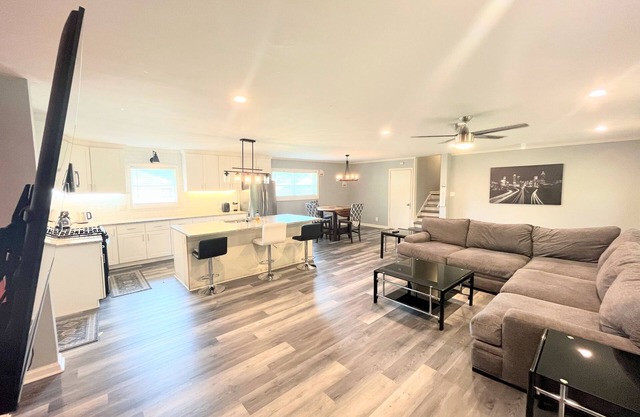 Spacious 4 BR 3 Full Bath House Near Airport & Shopping!