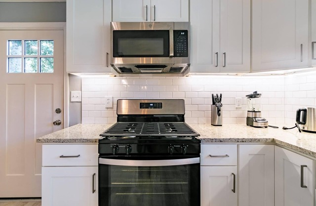 Spacious 4BR House, Near Airport & Shops!