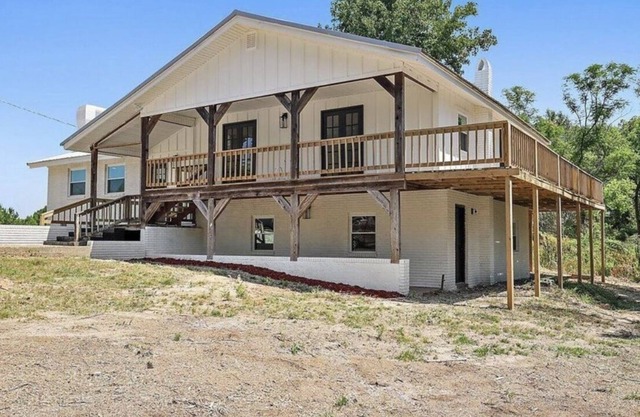 “Spacious 4BR Oasis: Game Room, Luxe Baths & Fully Stocked Kitchen!”