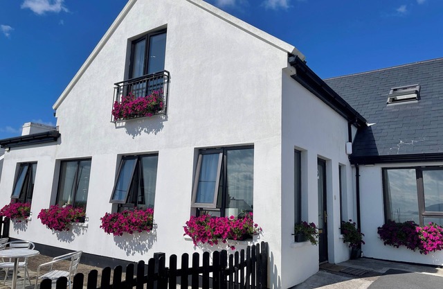 Spacious 5-bedroom house with sea views for up to 12 guests in beautiful Achill