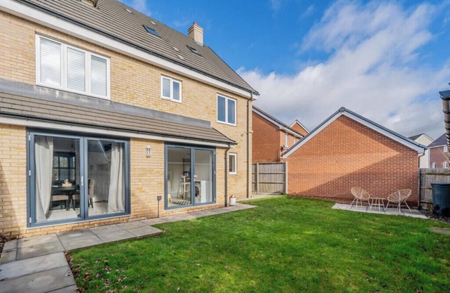 Spacious 5-bedroom house with free parking, garden, and Cinema room with Netflix