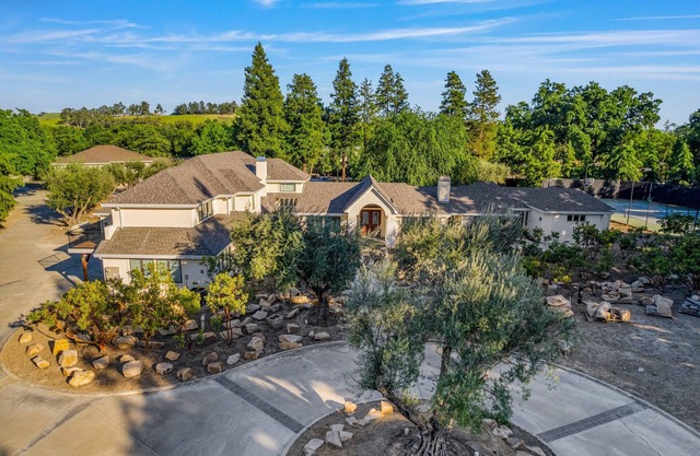 Spacious 5-bedroom house with AC, WiFi in Pleasanton's tranquil neighborhood