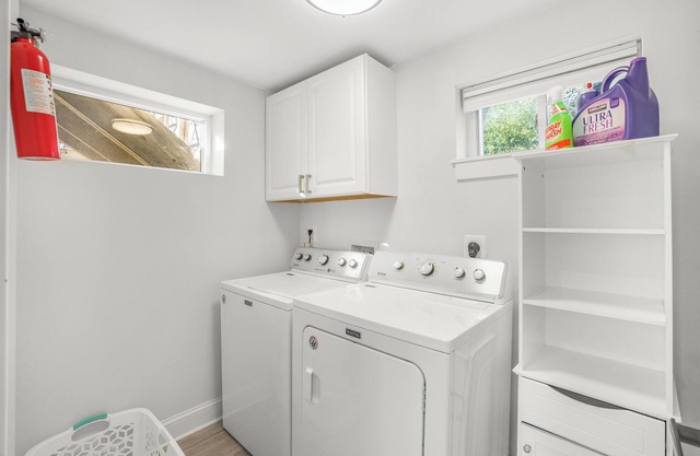 Spacious 5-bedroom house in lovely Arlington with AC, WiFi