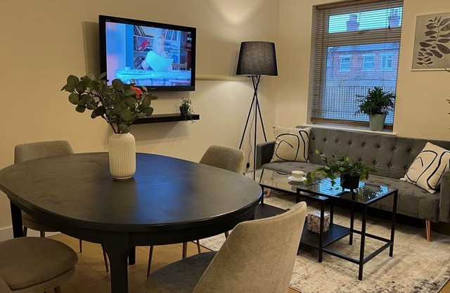 Spacious 5 Bedroom House / 30 Mins to London