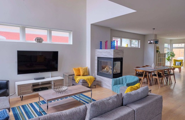 Spacious 5-bedroom house with WiFi, AC in walkable LoHi Denver