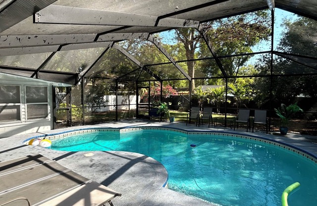 Spacious 5-bedroom house in brilliant Tampa with AC, WiFi
