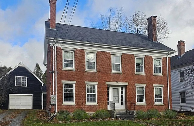 Spacious 5-bedrooms on dead end street. WiFi, AC. Walk to charming Damariscotta.